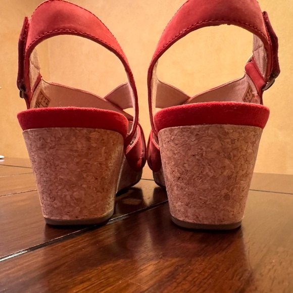 Clarks women’s size 9.5 red wedge platform sandals - Picture 9 of 11